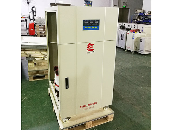 三相补偿式稳压器